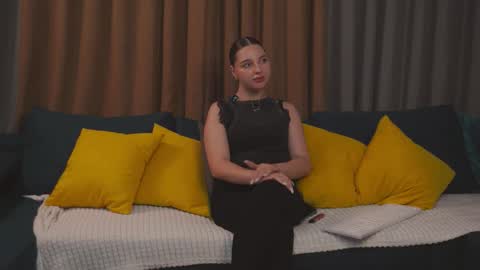 Hi my name is Daniela Im new here but I really like to chat online show from 4, 11, 2025