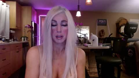 Snapshot of danikawhite69 chatting on 4, 10, 2025 DanikaWhite69 online show from 4, 10, 2025