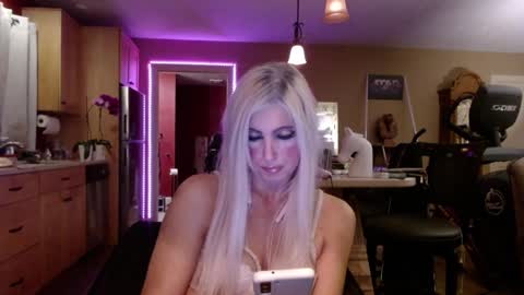 Snapshot of danikawhite69 chatting on 9, 10, 2025 DanikaWhite69 online show from 9, 10, 2025
