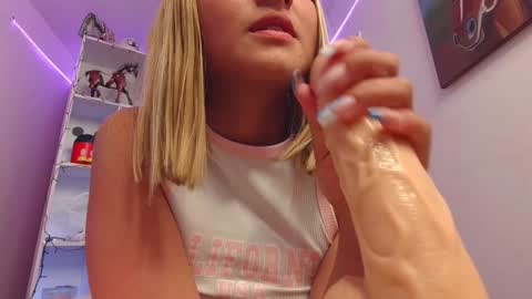 Snapshot of danmsel chatting on 18, 1, 2025 Pau online show from 18, 1, 2025