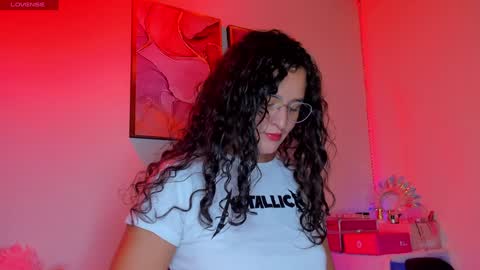 Danna Lovs online show from 2, 1, 2025