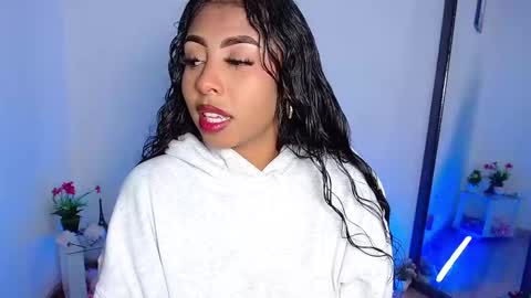 Snapshot of danna_schmidt23 chatting on 8, 3, 2025 Danna online show from 8, 3, 2025