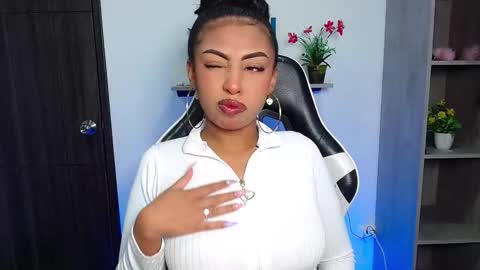 Snapshot of danna_schmidt23 chatting on 8, 10, 2025 Danna online show from 8, 10, 2025