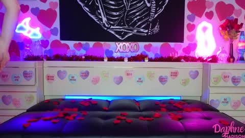 Daphne Madison online show from 10, 2, 2025