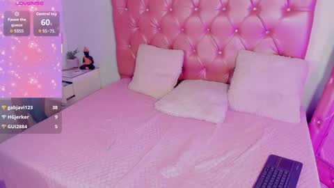 daphnesky__ online show from 9, 9, 2025