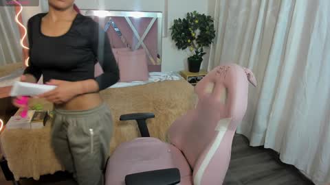 Snapshot of daphnne_tay chatting on 6, 2, 2025 dhapnne online show from 6, 2, 2025