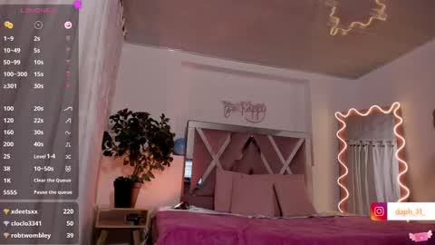 Snapshot of daphnne_tay chatting on 10, 3, 2025 dhapnne online show from 10, 3, 2025