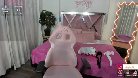 Snapshot of daphnne_tay chatting on 12, 3, 2025 dhapnne online show from 12, 3, 2025