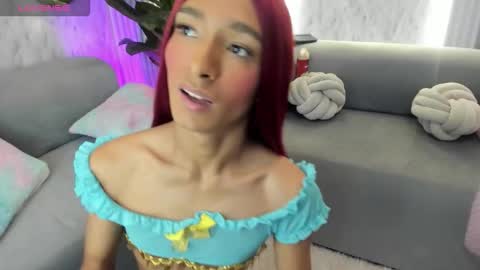 Snapshot of dara_petite_ chatting on 10, 10, 2025 online show from 10, 10, 2025