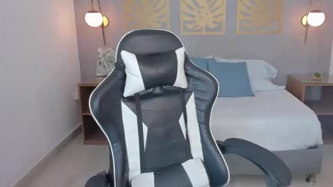 M I K A E L A online show from 1, 3, 2025