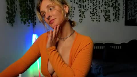 Snapshot of dayna_sunset chatting on 16, 10, 2025 dayna_sunset online show from 16, 10, 2025