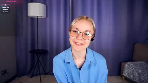 Charlie 18yo online show from 25, 9, 2025