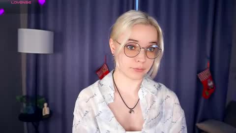 Charlie 18yo online show from 23, 12, 2025