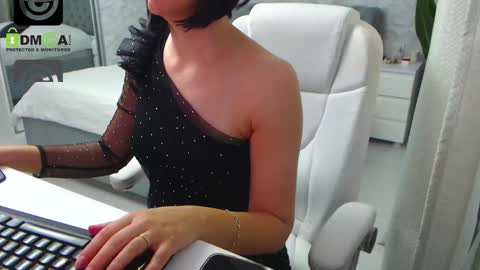 Snapshot of dear_ellisse chatting on 7, 10, 2025 Elly online show from 7, 10, 2025