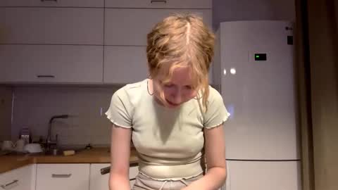 Snapshot of deboramcdonnall chatting on 18, 12, 2025 Hello My name is Sarah im new model here and little but shy. online show from 18, 12, 2025