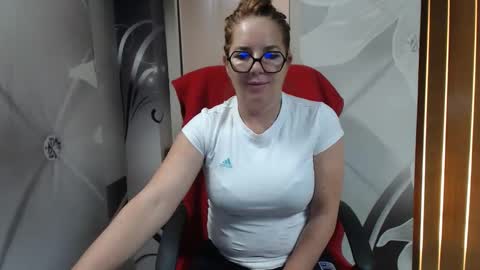 hi guys i m a cute milf i m here for good time and nice people pls be respectfool and enjoy me online show from 2, 3, 2026