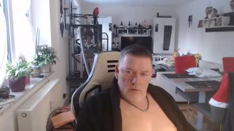 Snapshot of deinprinz2312 chatting on 4, 1, 2025 deinprinz2312 online show from 4, 1, 2025