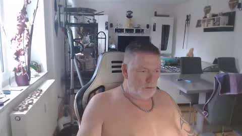 Snapshot of deinprinz2312 chatting on 28, 10, 2025 deinprinz2312 online show from 28, 10, 2025