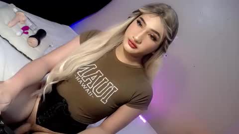 Snapshot of deluxetgirl69 chatting on 8, 12, 2024 Chesca online show from 8, 12, 2024