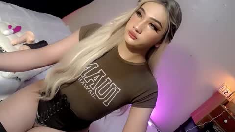 Snapshot of deluxetgirl69 chatting on 24, 12, 2024 Chesca online show from 24, 12, 2024