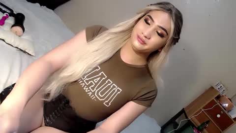 Snapshot of deluxetgirl69 chatting on 2, 1, 2025 Chesca online show from 2, 1, 2025