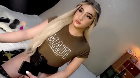 Snapshot of deluxetgirl69 chatting on 5, 1, 2025 Chesca online show from 5, 1, 2025