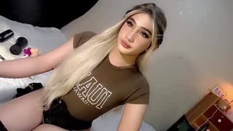 Snapshot of deluxetgirl69 chatting on 6, 1, 2025 Chesca online show from 6, 1, 2025