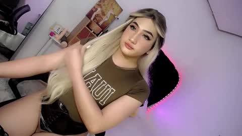 Snapshot of deluxetgirl69 chatting on 8, 1, 2025 Chesca online show from 8, 1, 2025