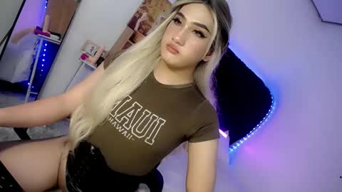 Snapshot of deluxetgirl69 chatting on 8, 1, 2025 Chesca online show from 8, 1, 2025