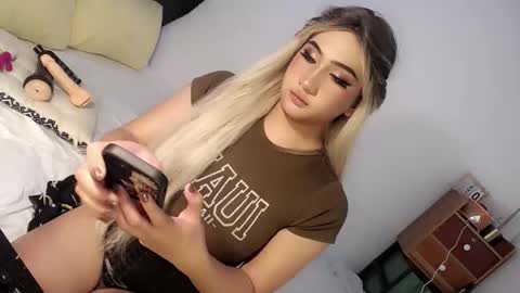 Snapshot of deluxetgirl69 chatting on 10, 1, 2025 Chesca online show from 10, 1, 2025