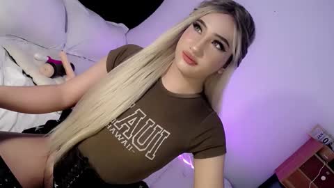 Snapshot of deluxetgirl69 chatting on 13, 1, 2025 Chesca online show from 13, 1, 2025