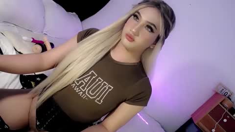 Snapshot of deluxetgirl69 chatting on 13, 1, 2025 Chesca online show from 13, 1, 2025