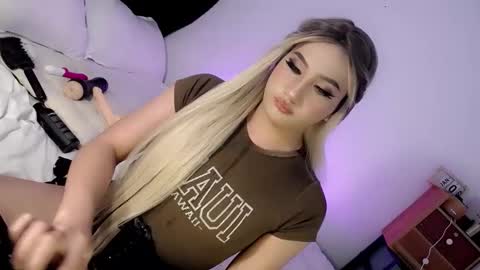 Snapshot of deluxetgirl69 chatting on 13, 1, 2025 Chesca online show from 13, 1, 2025