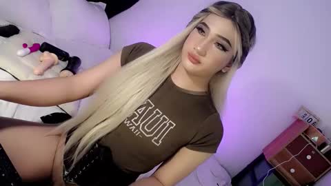 Snapshot of deluxetgirl69 chatting on 14, 1, 2025 Chesca online show from 14, 1, 2025