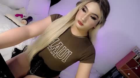 Snapshot of deluxetgirl69 chatting on 16, 1, 2025 Chesca online show from 16, 1, 2025