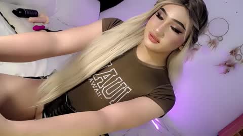 Snapshot of deluxetgirl69 chatting on 25, 1, 2025 Chesca online show from 25, 1, 2025