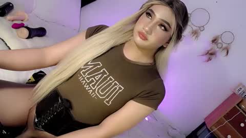 Snapshot of deluxetgirl69 chatting on 25, 1, 2025 Chesca online show from 25, 1, 2025