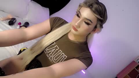 Snapshot of deluxetgirl69 chatting on 31, 1, 2025 Chesca online show from 31, 1, 2025