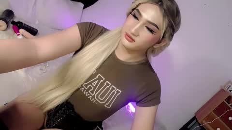 Snapshot of deluxetgirl69 chatting on 31, 1, 2025 Chesca online show from 31, 1, 2025