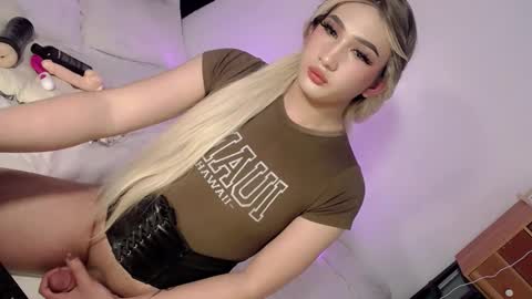 Snapshot of deluxetgirl69 chatting on 31, 1, 2025 Chesca online show from 31, 1, 2025