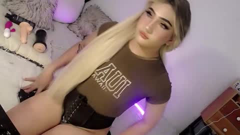 Snapshot of deluxetgirl69 chatting on 6, 2, 2025 Chesca online show from 6, 2, 2025