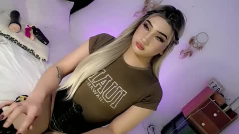 Snapshot of deluxetgirl69 chatting on 24, 2, 2025 Chesca online show from 24, 2, 2025