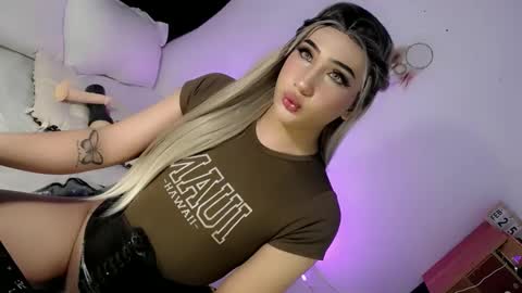 Snapshot of deluxetgirl69 chatting on 4, 3, 2025 Chesca online show from 4, 3, 2025