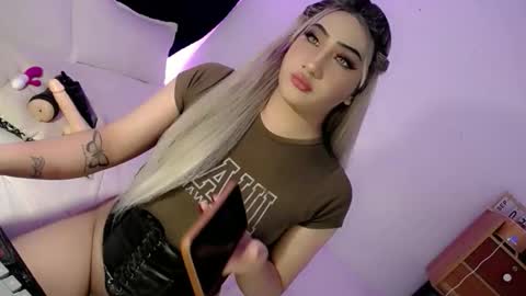 Snapshot of deluxetgirl69 chatting on 9, 9, 2025 Chesca online show from 9, 9, 2025