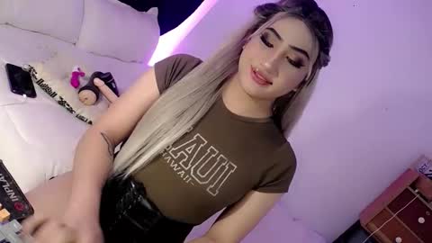 Snapshot of deluxetgirl69 chatting on 25, 10, 2025 Chesca online show from 25, 10, 2025