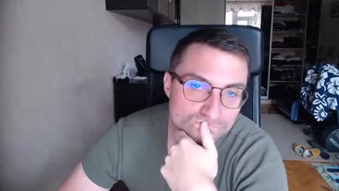 Snapshot of den_lover1 chatting on 23, 10, 2025 Den online show from 23, 10, 2025