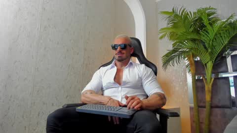 dennis_cox_ online show from 8, 1, 2025