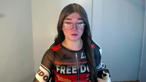 Snapshot of desirable_lorinexx chatting on 6, 1, 2025 LORINE online show from 6, 1, 2025
