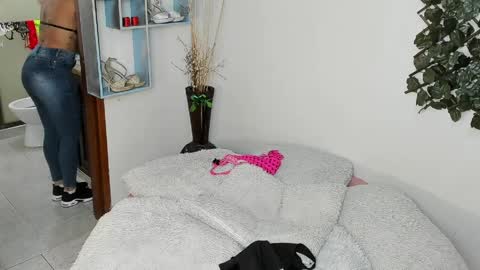 Snapshot of destinyhills_ chatting on 6, 4, 2026 Destiny online show from 6, 4, 2026