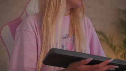 Snapshot of diamond_ava_ chatting on 7, 6, 2026 Thea online show from 7, 6, 2026
